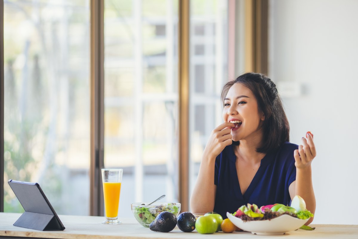 Thực hiện chế độ ăn uống và nghỉ ngơi, sinh hoạt lành mạnh giúp làn da khỏe mạnh và đẹp từ bên trong